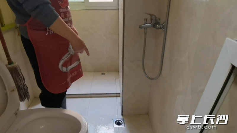就是這個(gè)地漏,，以前經(jīng)常突突突地涌污水上來。