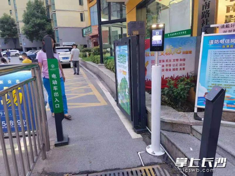 老舊小區(qū)改造后,，赤嶺路一小區(qū)增加智慧門禁設(shè)施,。