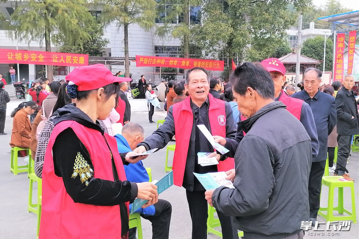 在村民文化廣場上，老年志愿者給村民群眾發(fā)放禁毒宣傳資料,。長沙晚報(bào)全媒體記者 張禹 通訊員 孫新明 邱繼行 攝影報(bào)道