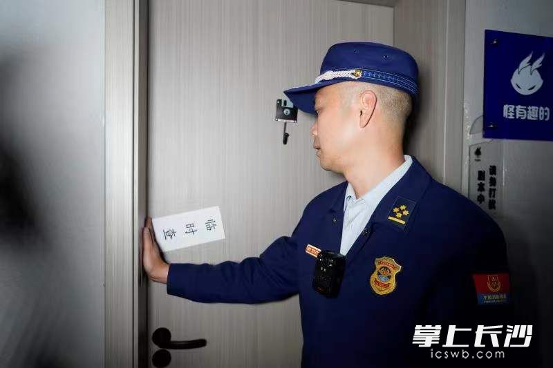 消防監(jiān)督員對(duì)二樓4間娛樂(lè)房間依法實(shí)施臨時(shí)查封,。均為長(zhǎng)沙晚報(bào)通訊員 馮運(yùn)文 供圖