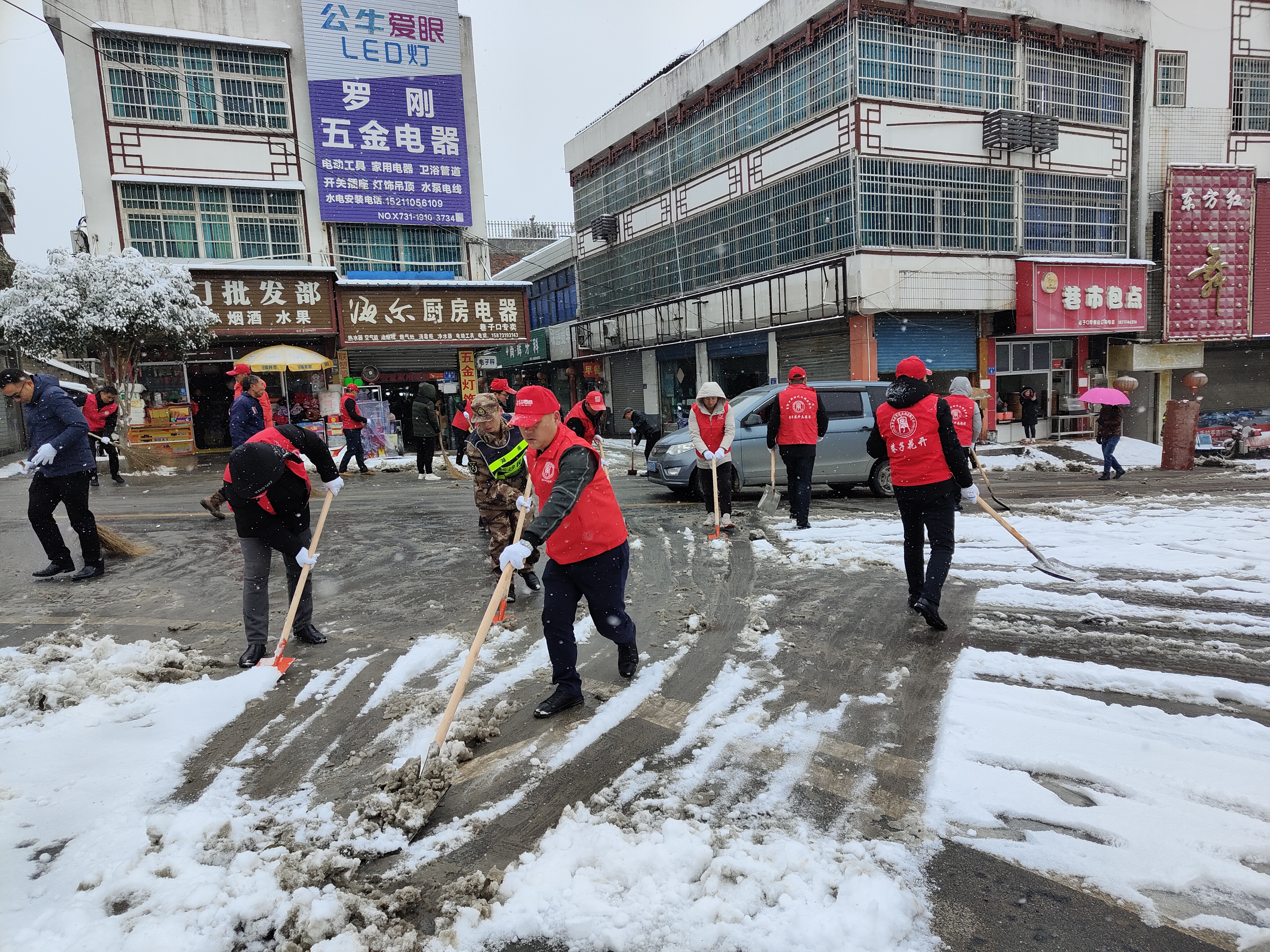 寧鄉(xiāng)市巷子口鎮(zhèn)的鎮(zhèn)村黨員干部和廣大志愿者組成義務(wù)掃雪隊(duì),，在積雪覆蓋的大地上“白里透紅”格外亮眼。長沙晚報(bào)全媒體記者 張禹 通訊員 李向 鄧晨雨 攝影報(bào)道