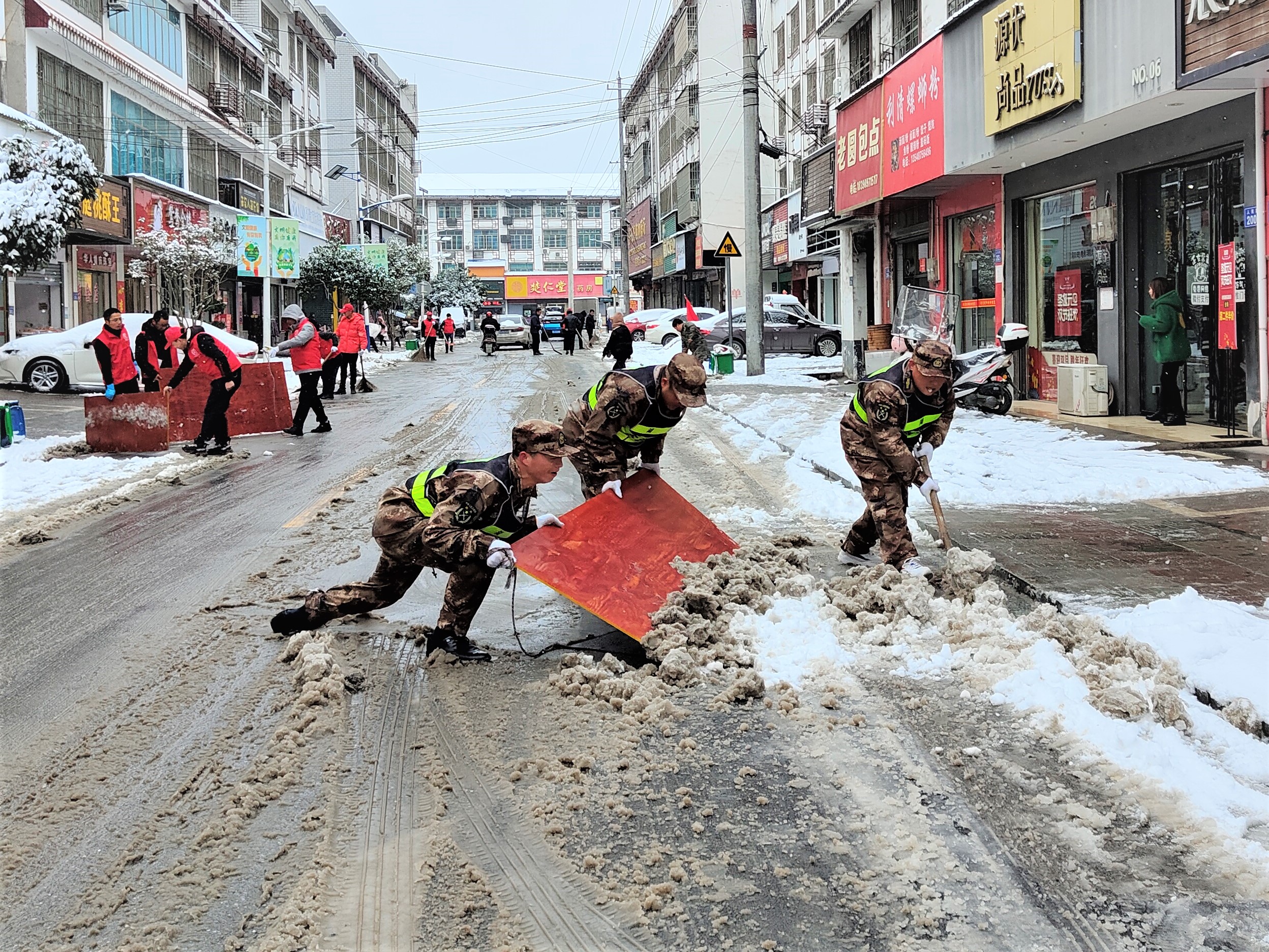 在寧鄉(xiāng)市巷子口鎮(zhèn)掃雪現(xiàn)場,，大伙發(fā)明了“掃雪神器”——木制三合板,，多人合作鏟雪干凈，且不會(huì)破壞路面,。 長沙晚報(bào)全媒體記者 張禹 通訊員 李向 鄧晨雨 攝影報(bào)道
