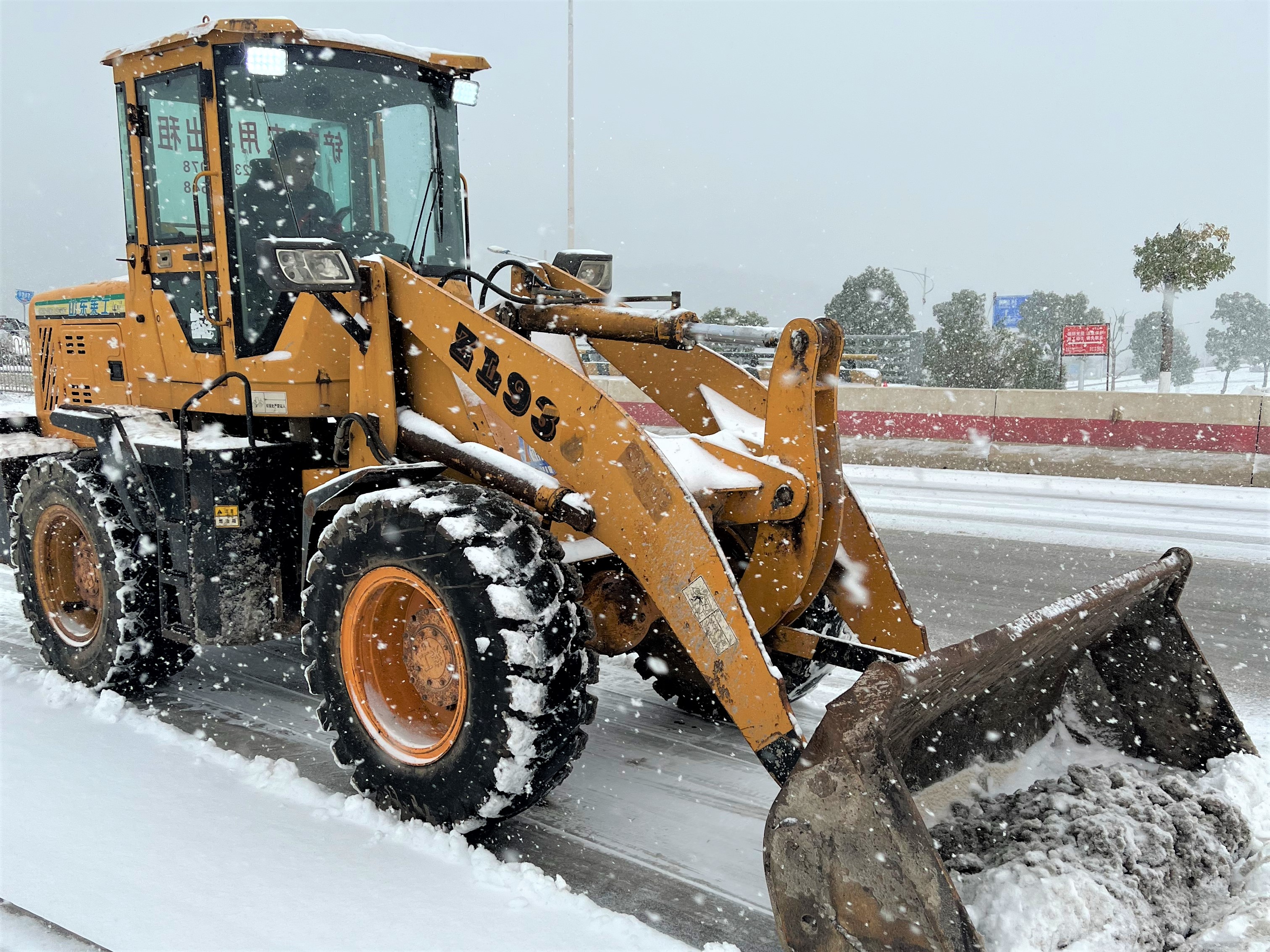 組織鏟車針對主要道路、橋梁進行鏟雪除冰,。