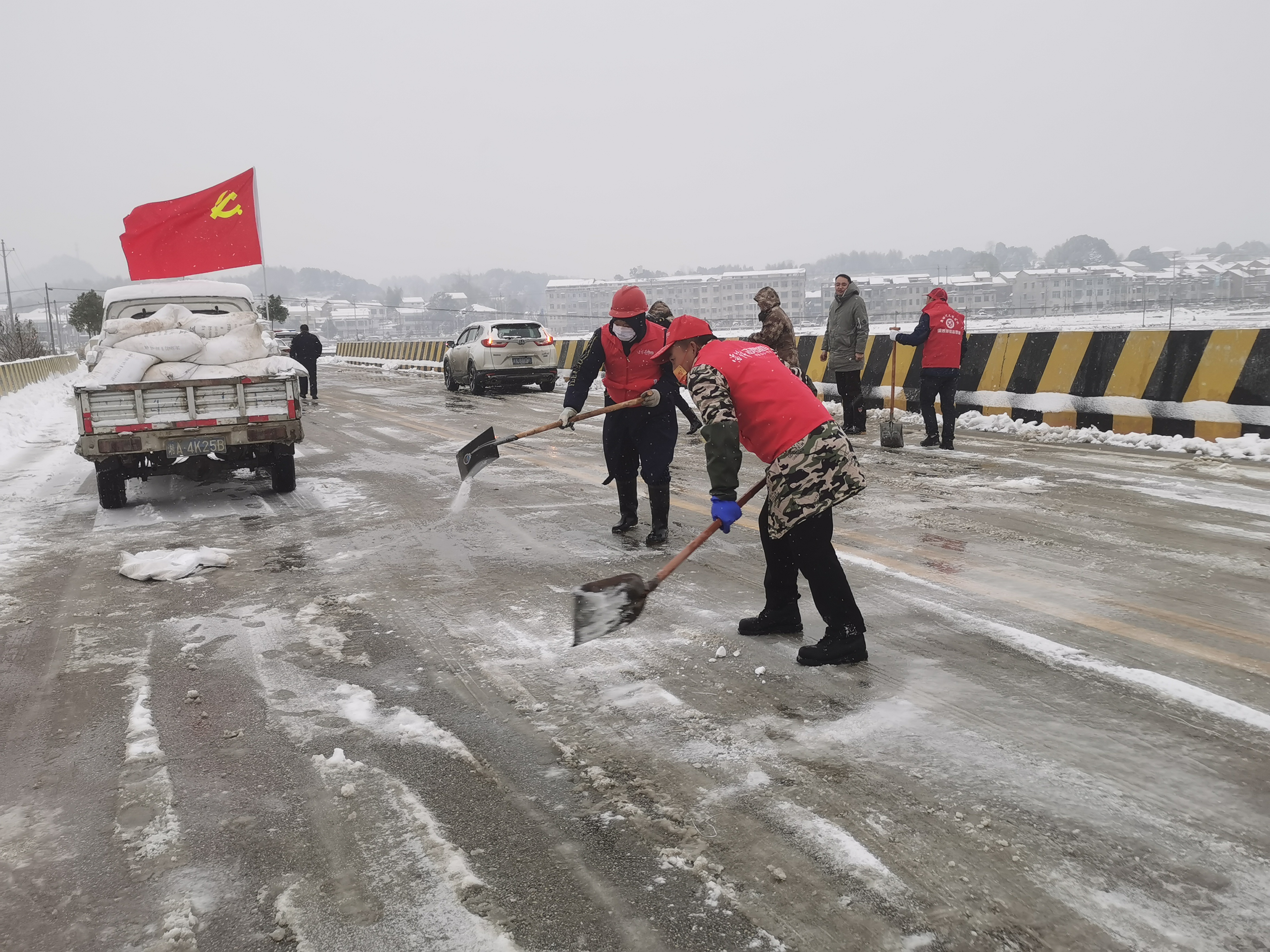 寧鄉(xiāng)市流沙河鎮(zhèn)黨員干部志愿者在為主干道清除積雪。受訪方供圖