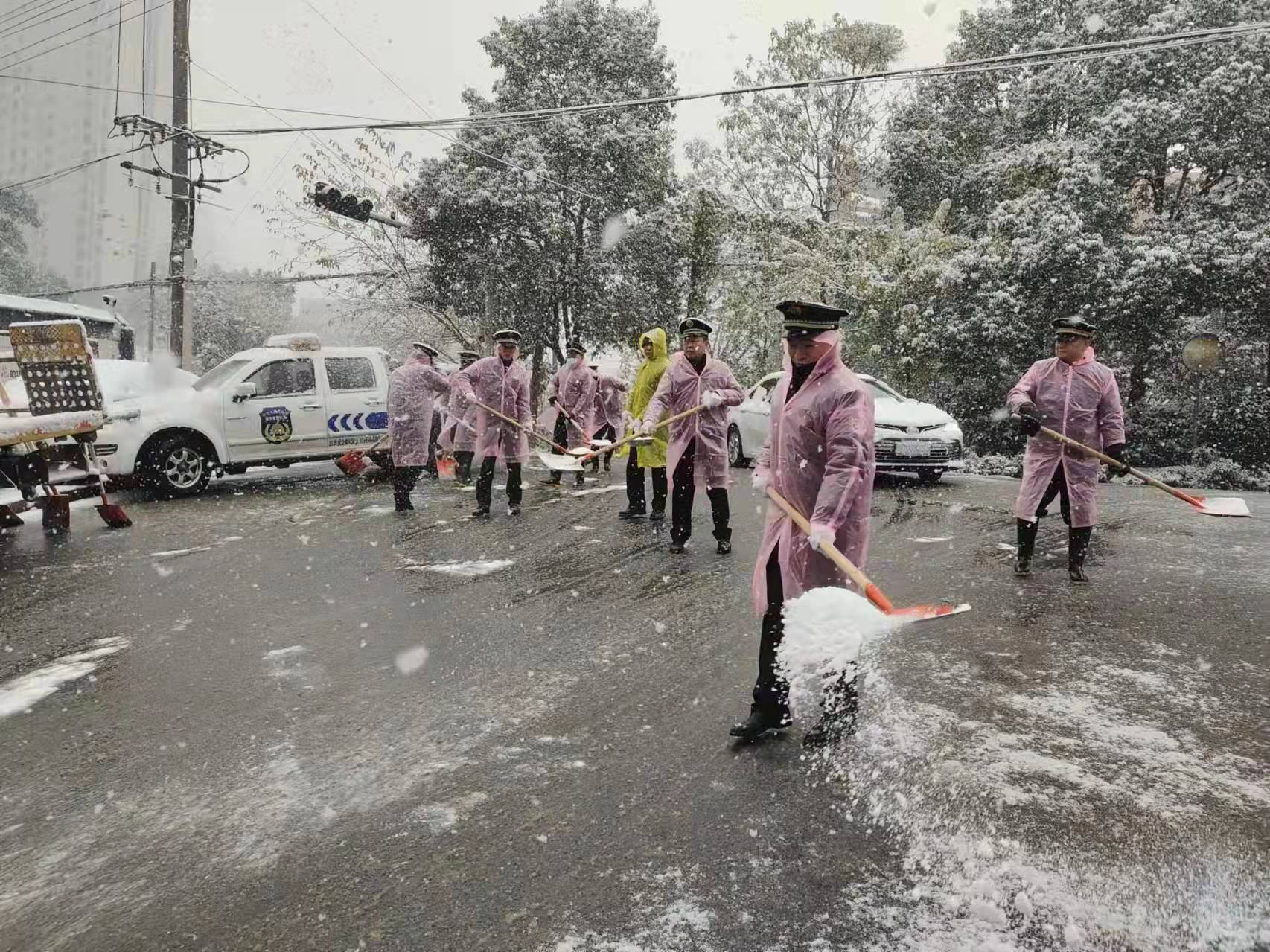 雨花區(qū)的城管隊員積極參與鏟冰除雪，實行24小時巡查監(jiān)測,。長沙晚報通訊員 李星瑤 攝