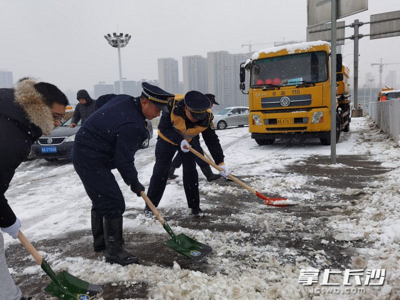 天心區(qū)組織各部門力量除冰掃雪,。圖為城管干部正在湘府路大橋鏟雪,。均為長沙晚報全媒體記者 王斌 攝