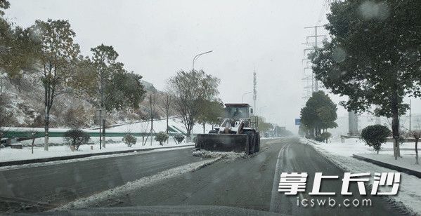 為保障園區(qū)道路暢通,，寧鄉(xiāng)高新區(qū)所屬的金洲新城集團(tuán)投入清雪人員80余人，全力保障園區(qū)道路安全暢通,。長沙晚報通訊員 徐連偉攝