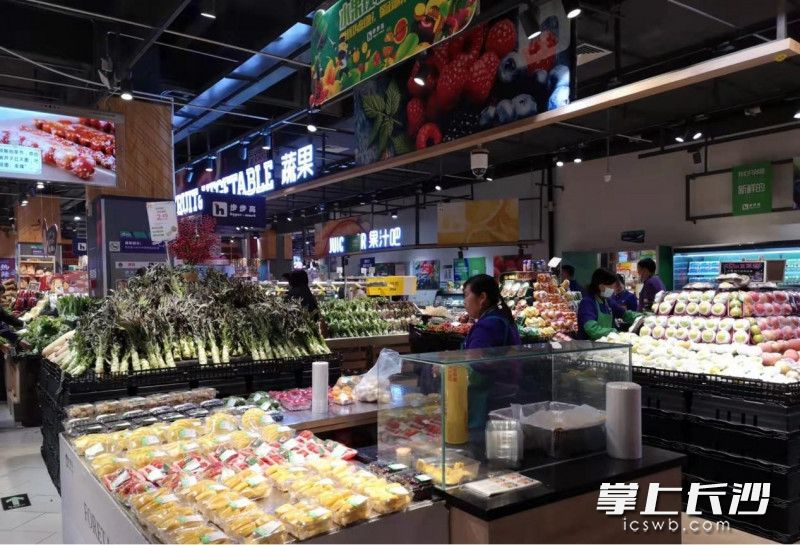 天心區(qū)各商場(chǎng)超市有序經(jīng)營(yíng),，供應(yīng)得到保障。均為長(zhǎng)沙晚報(bào)全媒體記者 王斌 攝