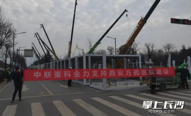 30多臺(tái)中聯(lián)重科起重機(jī)參與當(dāng)?shù)胤脚撫t(yī)院建設(shè)。中聯(lián)重科供圖