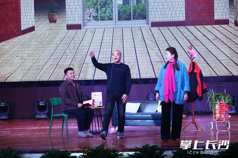 “紅星新春文藝匯”上,，居民們爭(zhēng)先曬才藝,。  均為長(zhǎng)沙晚報(bào)通訊員莫煥偉攝