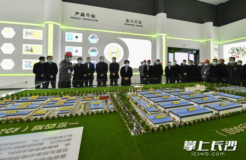 吳桂英率隊在寧鄉(xiāng)市邦普動電循環(huán)項目觀摩考察。