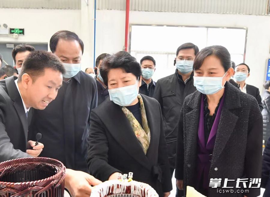 吳桂英率隊在雨花經(jīng)開區(qū)比亞迪DM-i超級混合動力工廠項目觀摩考察。