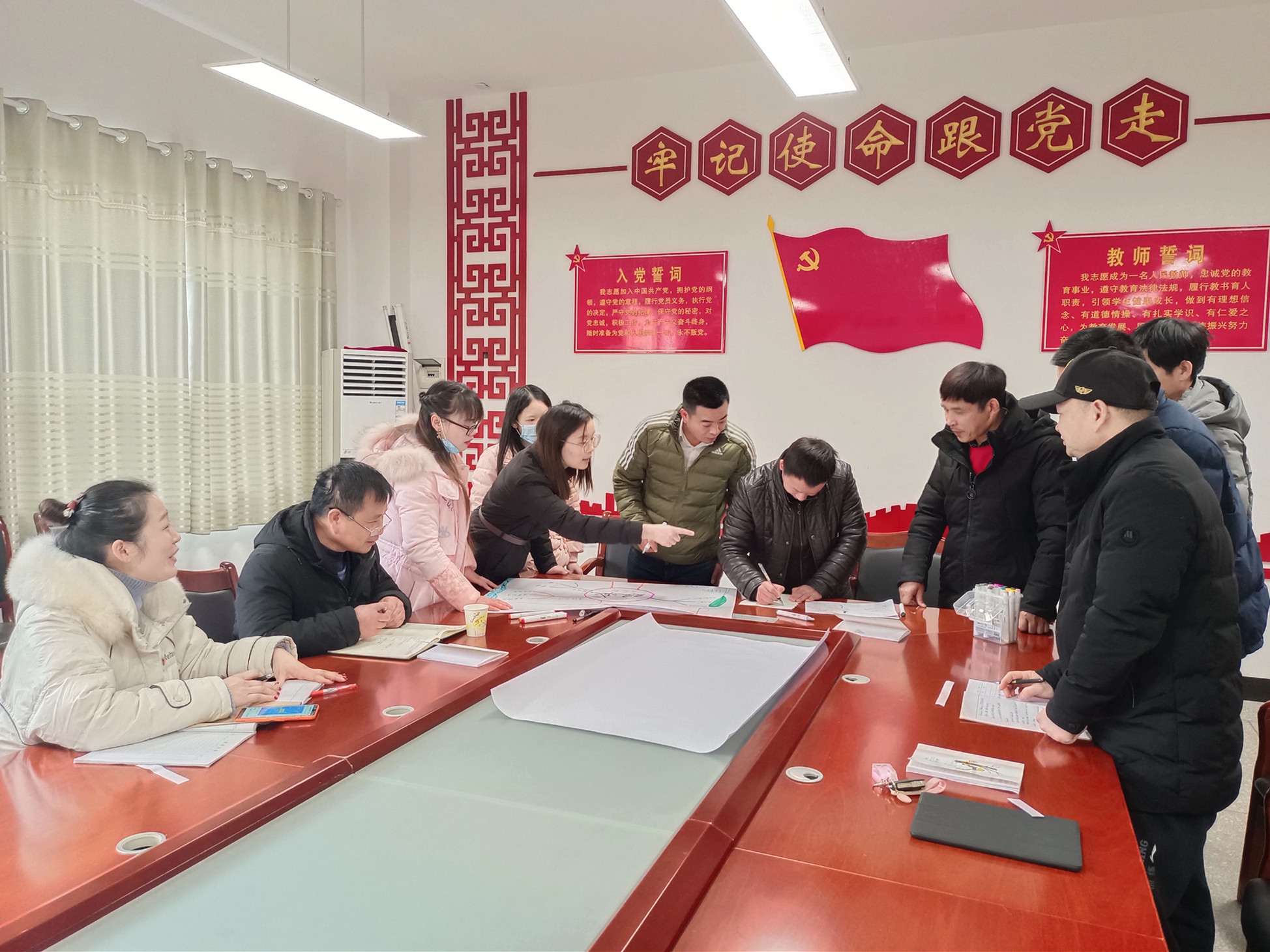 小組研討交流環(huán)節(jié)，老師們共同設(shè)計(jì)團(tuán)隊(duì)名稱,、團(tuán)隊(duì)LOGO等,。均為長(zhǎng)沙晚報(bào)全媒體記者 陳良 通訊員 譚明星 攝影報(bào)道