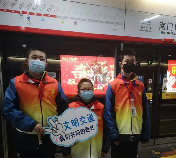 志愿者們?cè)诘罔F站開展文明交通相關(guān)宣傳。通訊員 朱德軍 供圖