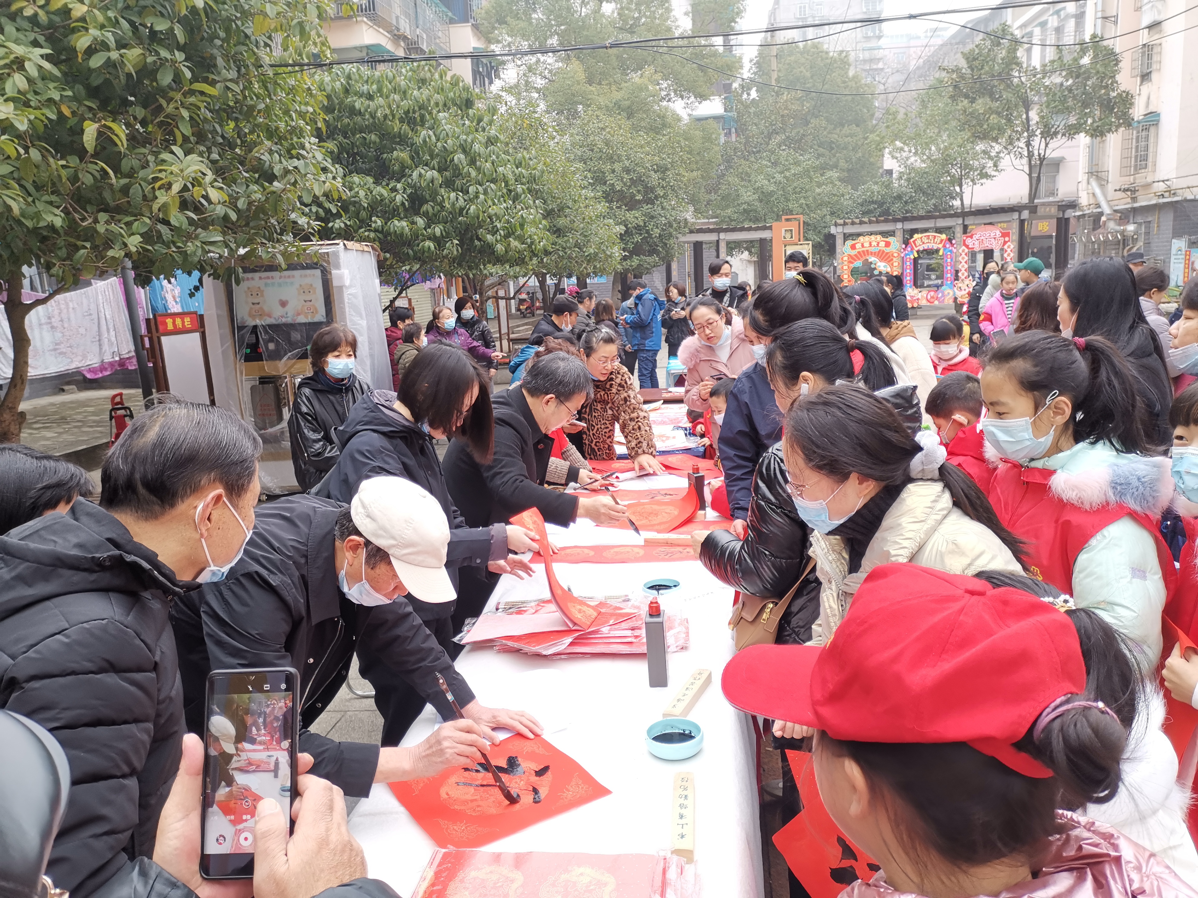 雨花區(qū)梓園社區(qū)的“年味大集”上,，春聯(lián)臺(tái)一字排開，為居民現(xiàn)寫祝福,。 長(zhǎng)沙晚報(bào)通訊員  王文靜 攝