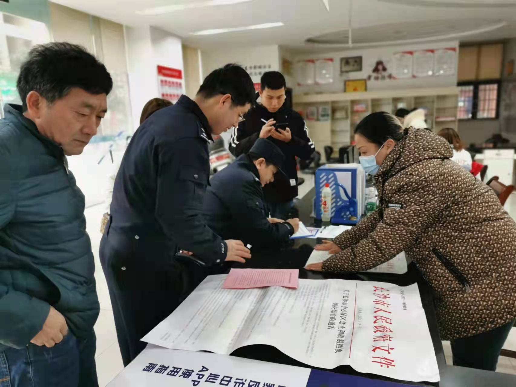 今日，長(zhǎng)沙公安民警聯(lián)合相關(guān)部門(mén)工作人員深入街道,、社區(qū)督導(dǎo)煙花爆竹禁限放宣傳工作,。 長(zhǎng)沙市公安局 治安支隊(duì)供圖