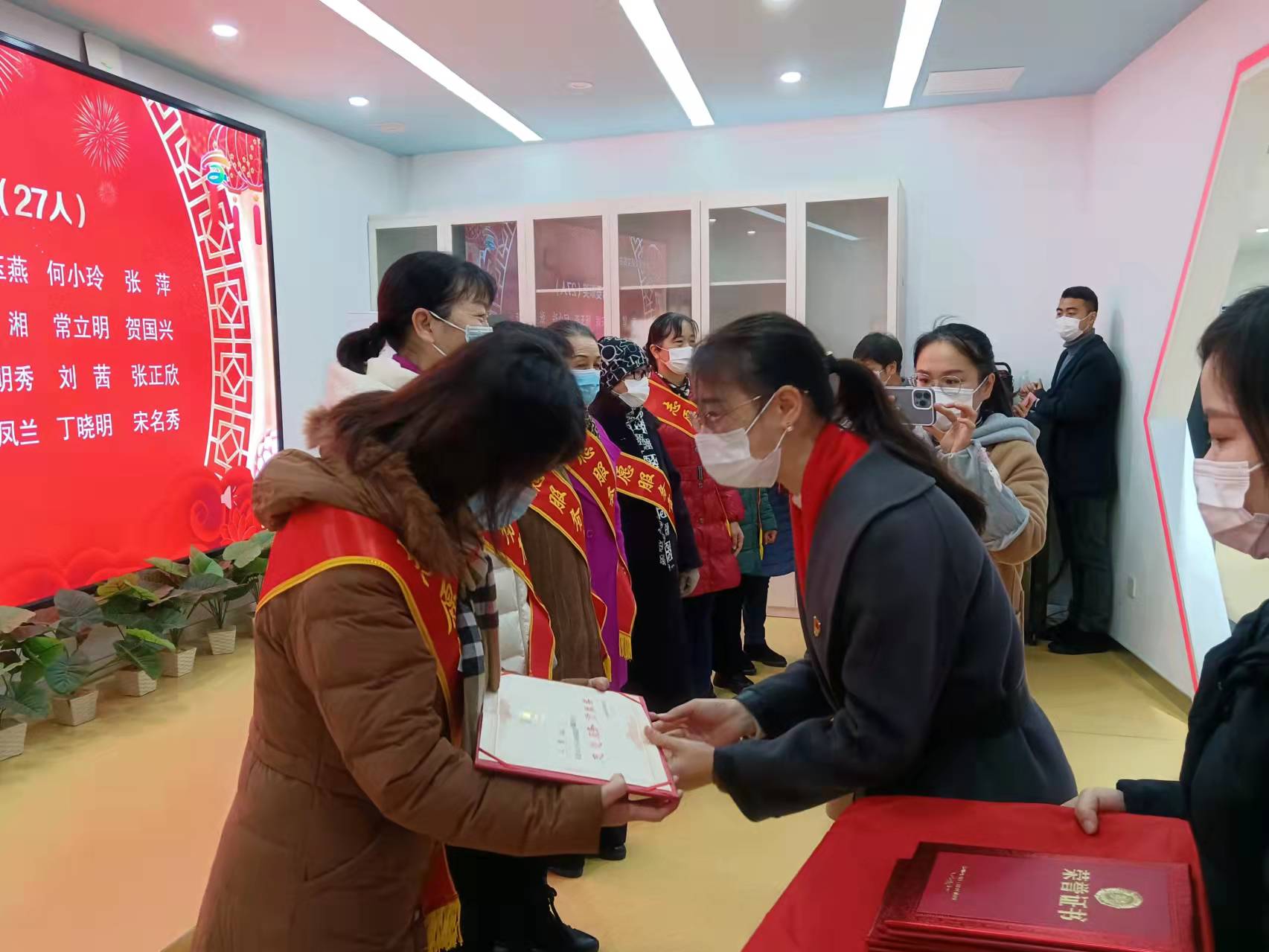 志愿者接受表彰,。