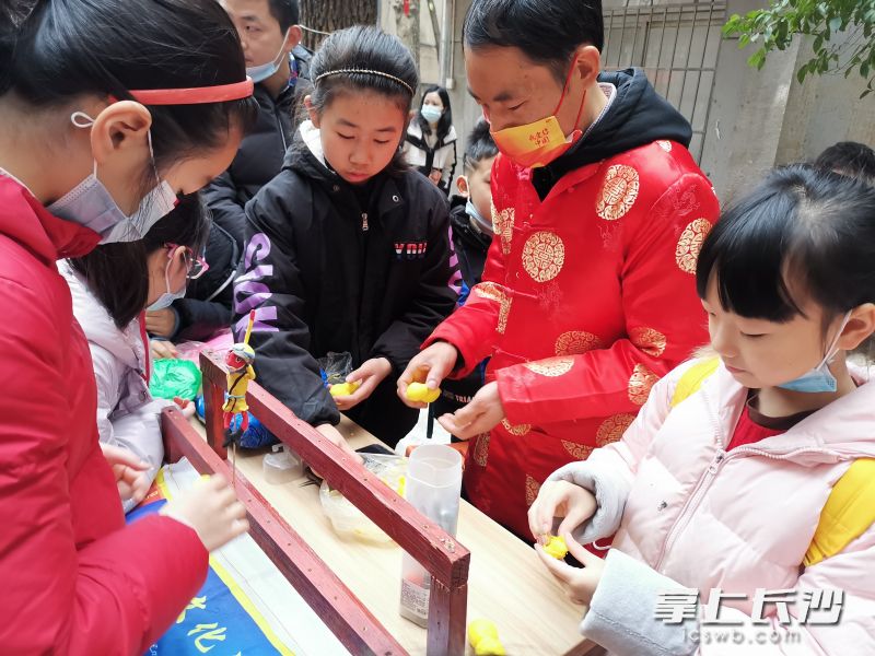 “街坊喜樂會”傳統(tǒng)味十足,，孩子們現(xiàn)學(xué)捏面人,。長沙晚報通訊員  王文靜 攝