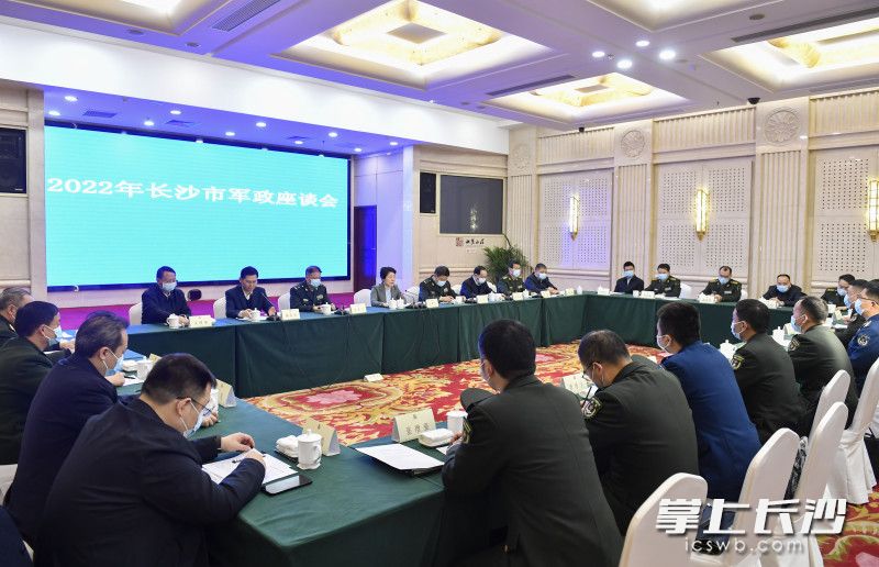 1月24日上午,，長沙舉行軍政座談會(huì),，省委常委、市委書記,、長沙警備區(qū)黨委第一書記吳桂英,，省軍區(qū)政委馮毅，國防科技大學(xué)前沿交叉學(xué)科學(xué)院政委陳鎖春出席并講話,。長沙晚報(bào)全媒體記者 余劭劼 攝
