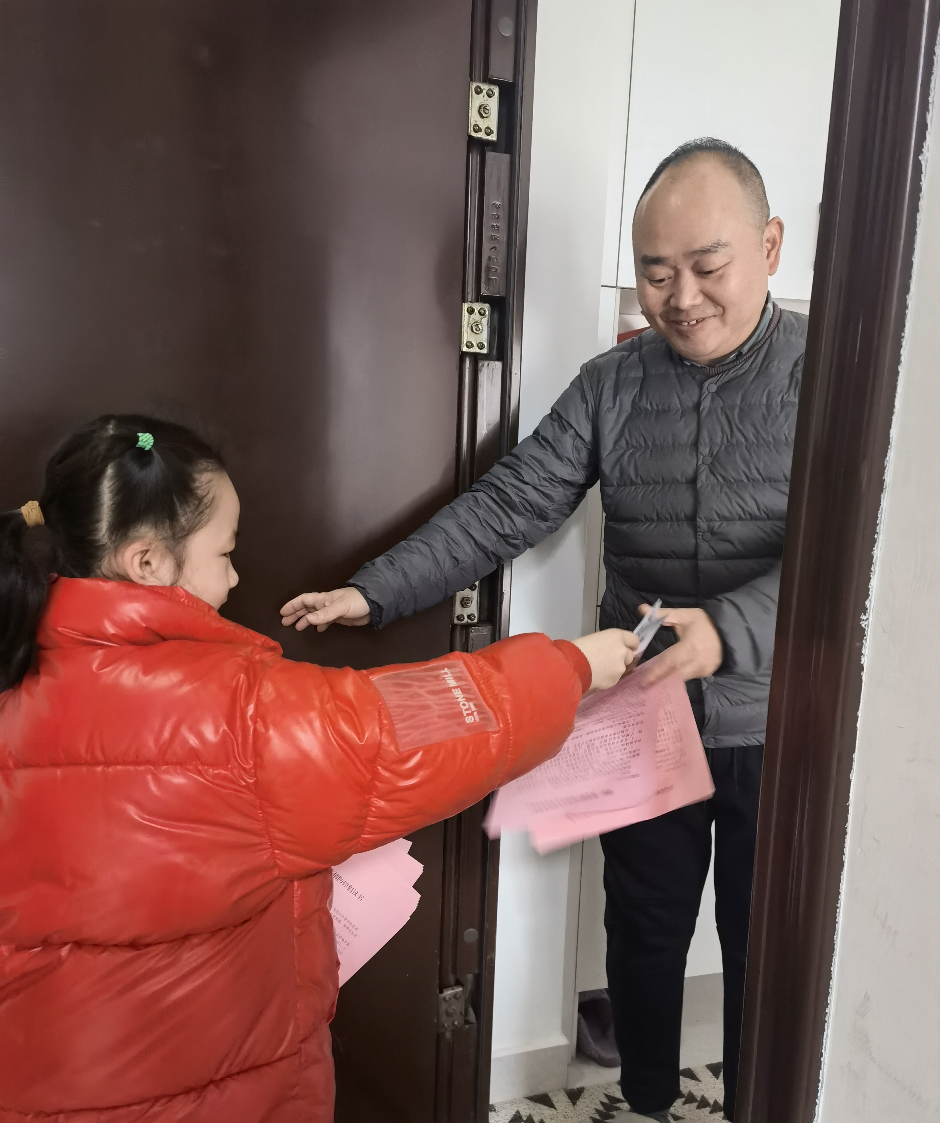 小區(qū)青少年將宣傳頁送到居民手中,。長沙晚報(bào)通訊員 呂巧莉 供圖