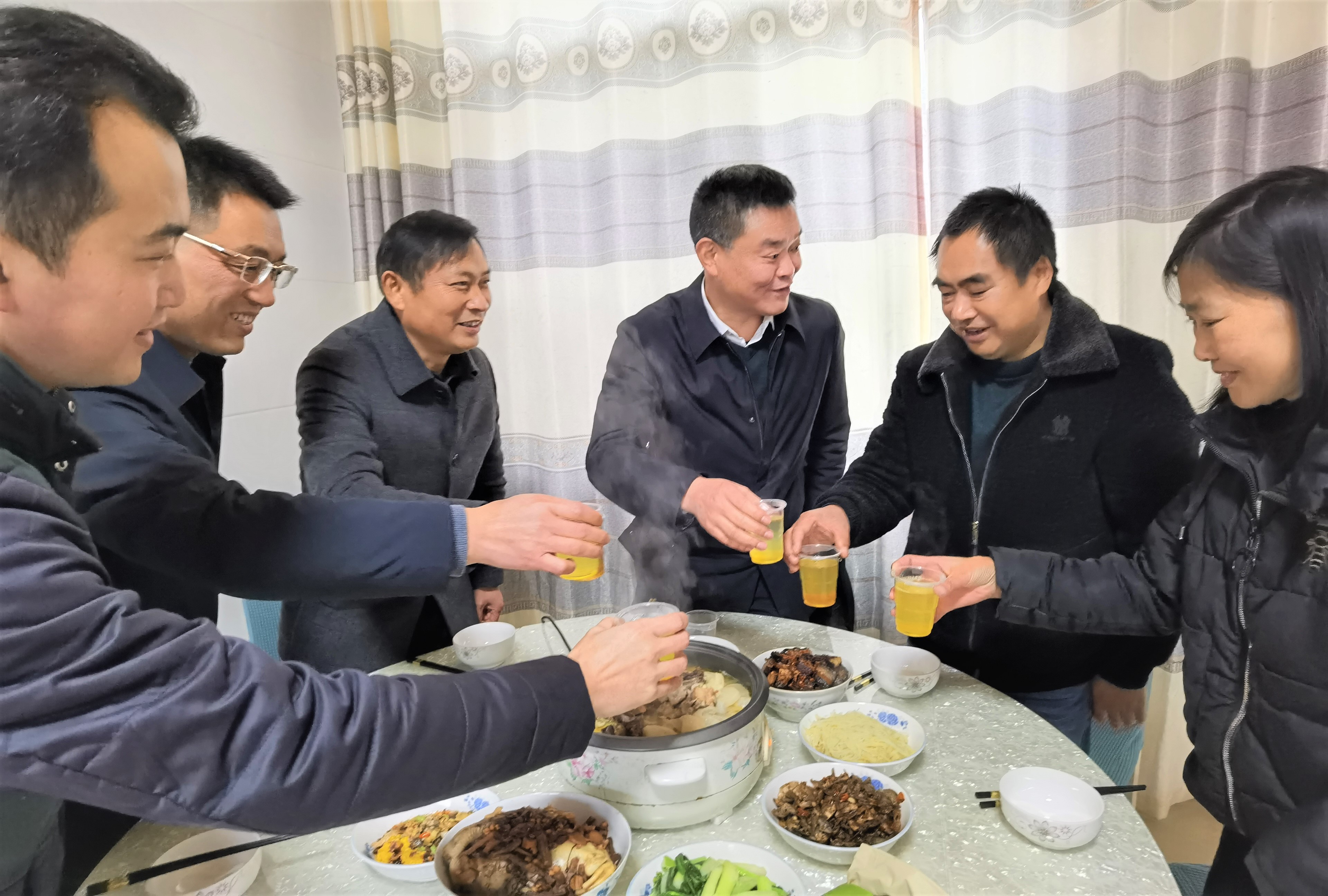 “咱們就以蜜當(dāng)酒，干杯,！”在寧鄉(xiāng)市煤炭壩鎮(zhèn)雙龍村,，蔡國慶（右二）為大家斟滿了一杯杯蜂蜜“酒”，暖心的小年飯濃厚了黨群情,，貼近了干群心,。長沙晚報(bào)全媒體記者 張禹 攝
