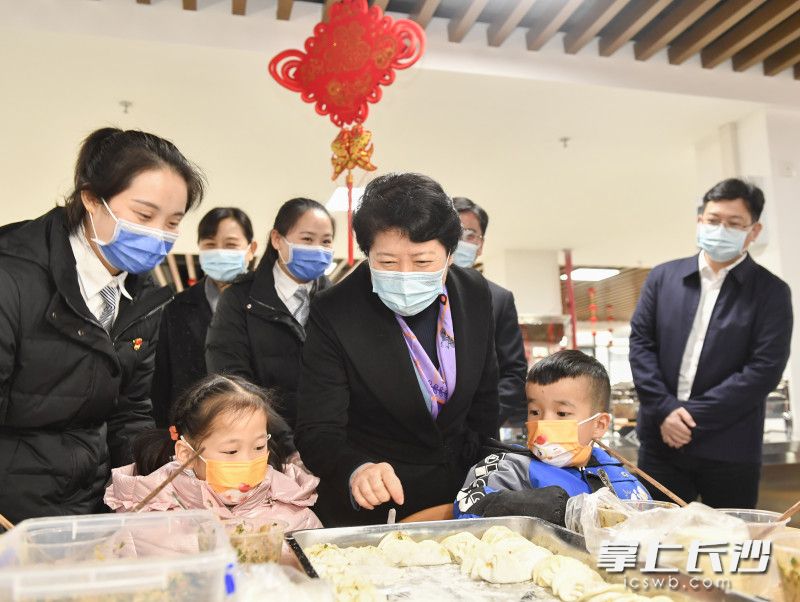 在市兒童福利院，吳桂英與孩子們一起過小年,。