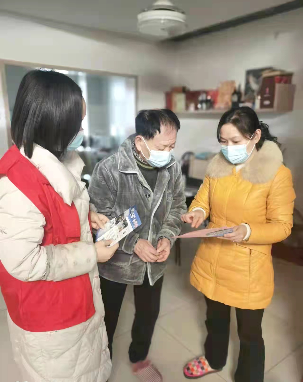 天心區(qū)青園街道工作人員向居民宣講安全知識,。通訊員 譚榮 供圖