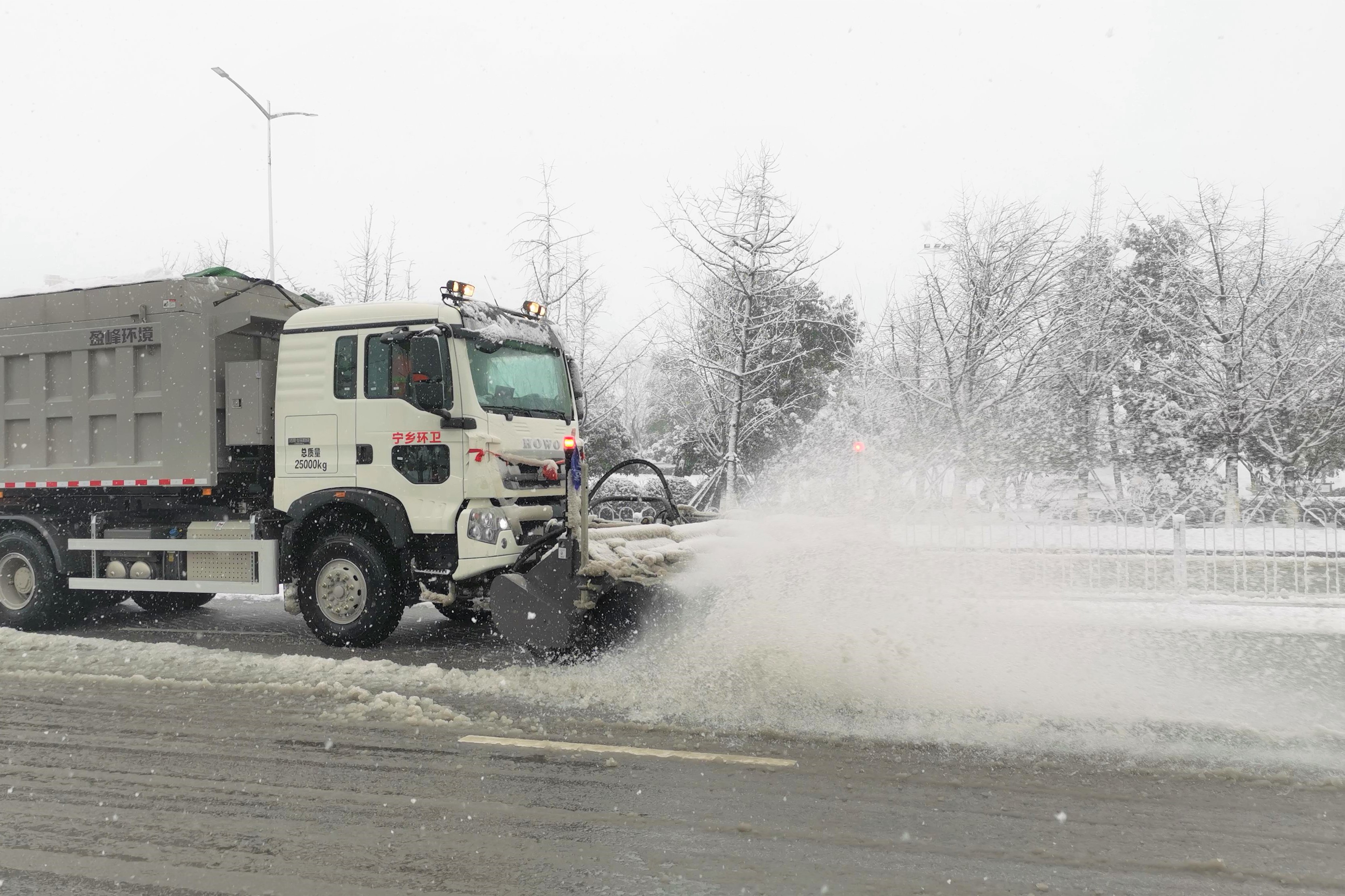 在寧鄉(xiāng)大道上,，大型除雪車正在作業(yè)。長沙晚報全媒體記者 張禹 通訊員 張宏艷 攝影報道