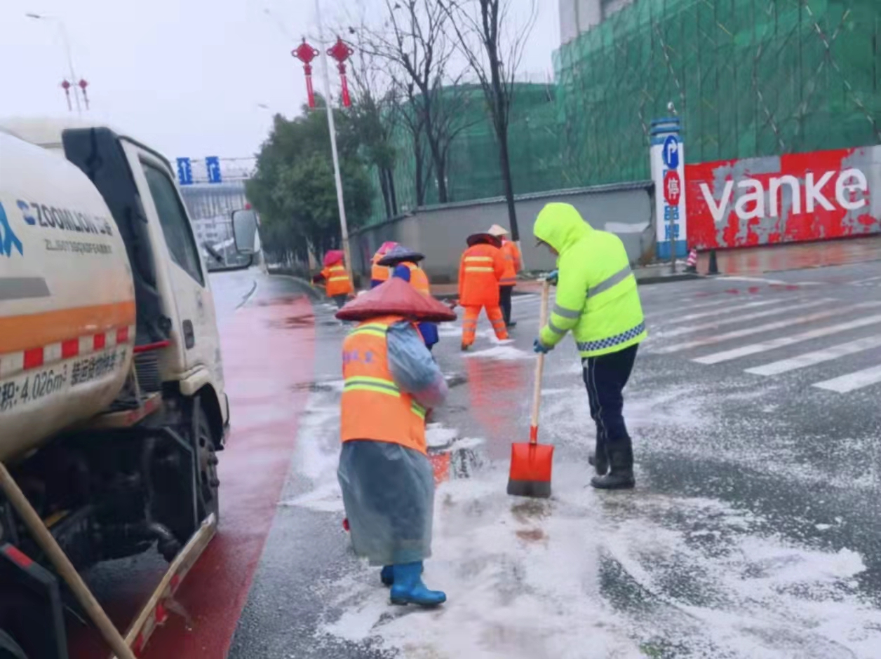 長沙遭遇降雪，雨花區(qū)環(huán)衛(wèi)部門積極撒鹽防冰,，全力保暢安,。 長沙晚報(bào)通訊員  邱艷斌 攝 