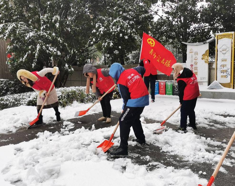 金山橋街道組織青年突擊隊清掃路上積雪,。