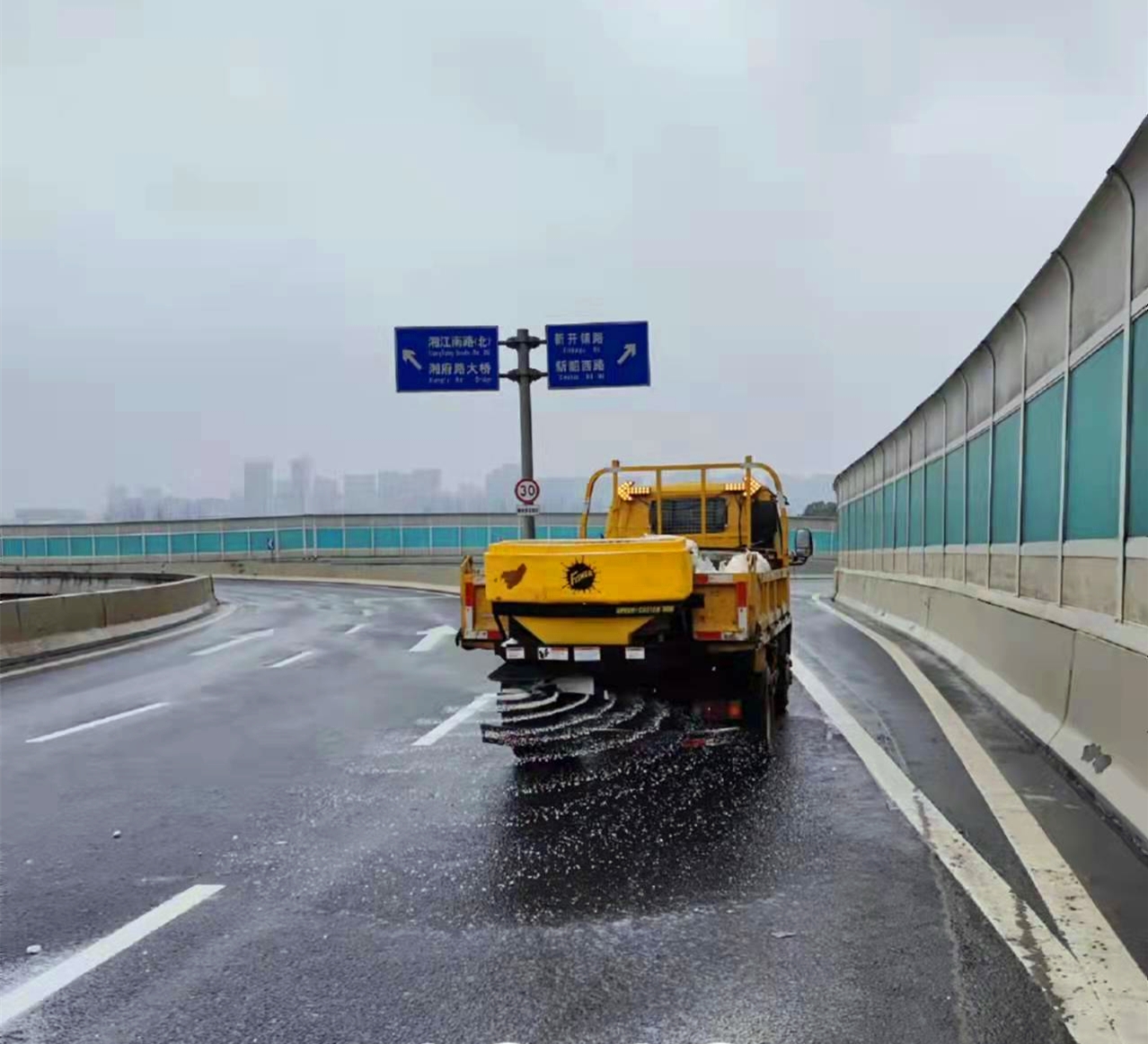 天心市政車輛撒下融雪劑,。長沙晚報全媒體記者 王斌 攝