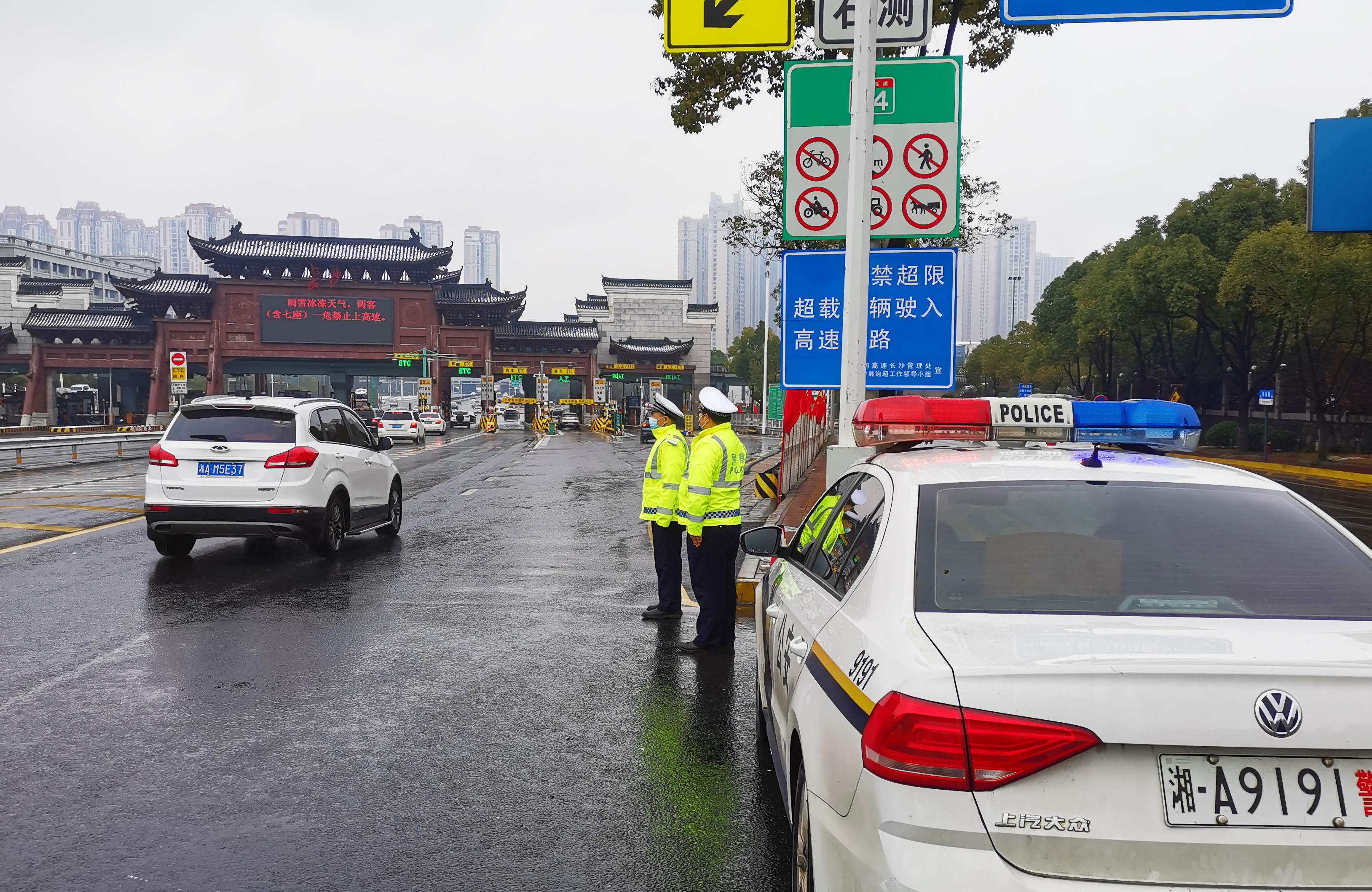 交警在高速收費(fèi)站值守