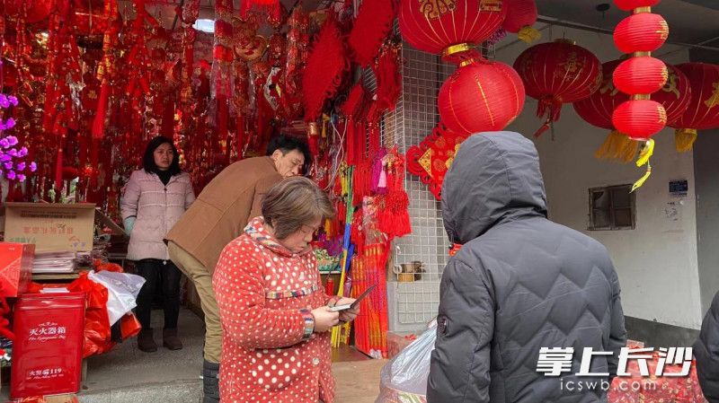 巡查人員對(duì)相關(guān)門(mén)店進(jìn)行檢查,。長(zhǎng)沙晚報(bào)通訊員 黃憬 供圖