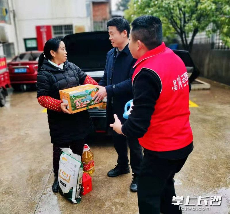 天心區(qū)人大代表向群眾捐贈(zèng)物資,。全媒體記者 王斌 攝