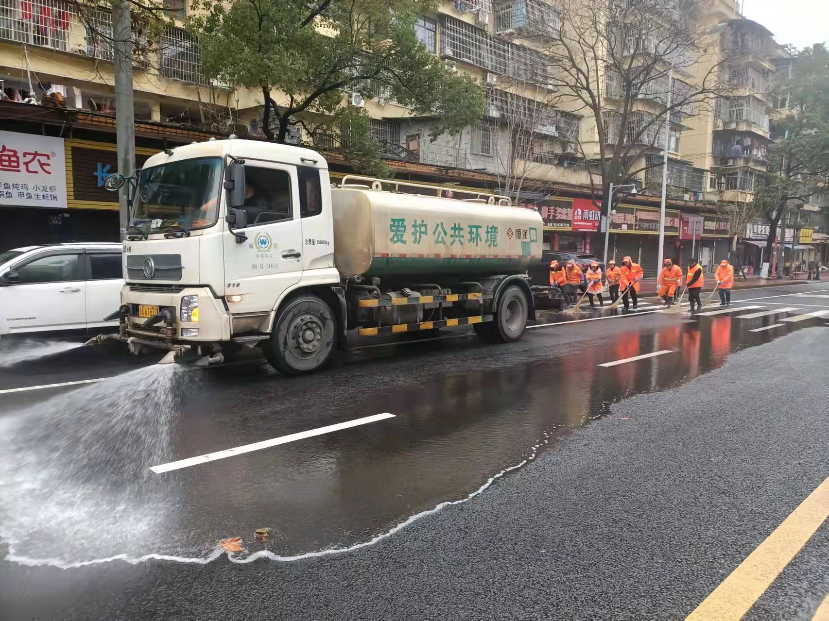 春節(jié)期間,，雨花區(qū)1500余名環(huán)衛(wèi)工人放棄休假堅守一線,，為潔凈城市出力。 長沙晚報通訊員 邱艷斌 攝