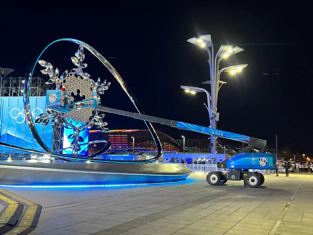 星邦智能TB20EJ Plus電動(dòng)直臂式高空作業(yè)平臺(tái)負(fù)責(zé)水立方分會(huì)場(chǎng)點(diǎn)火儀式,。圖片均為星邦智能提供