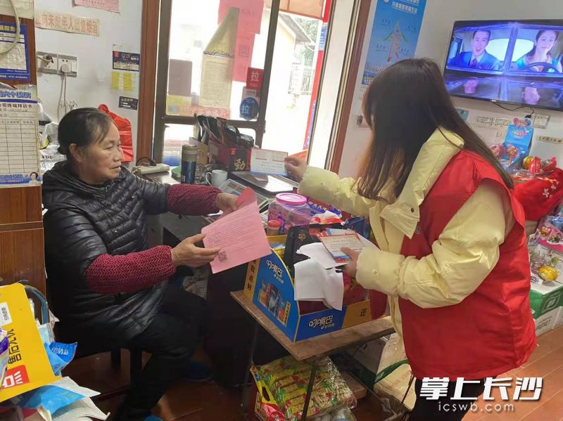 天心區(qū)志愿者向商戶放發(fā)安全生產(chǎn)宣傳資料。長沙晚報全媒體記者 王斌 攝