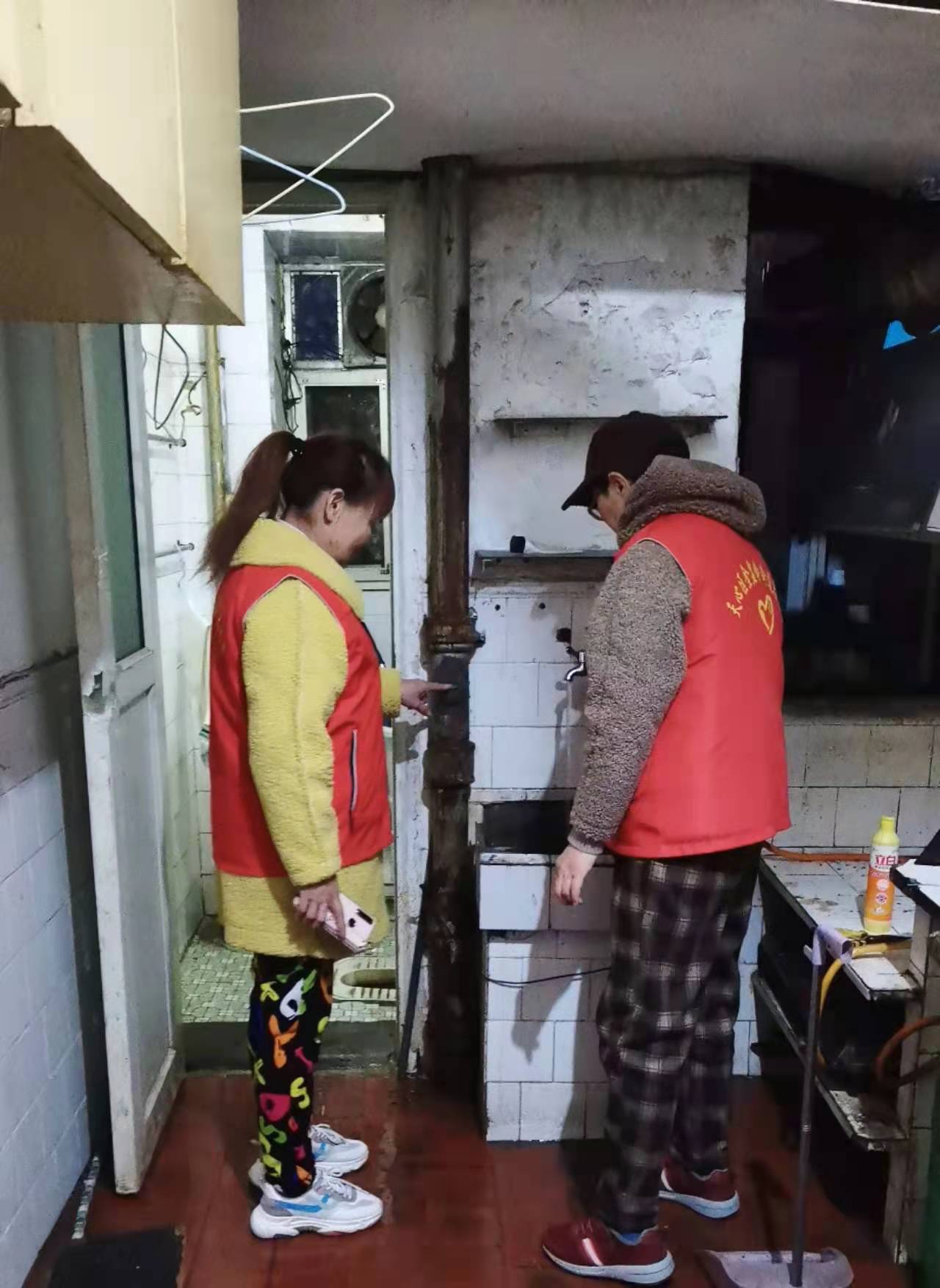 天劍社區(qū)志愿者在掃把塘24棟發(fā)現(xiàn)一處下水管道出現(xiàn)了問題,。均為長沙晚報通訊員 黃文霞 攝
