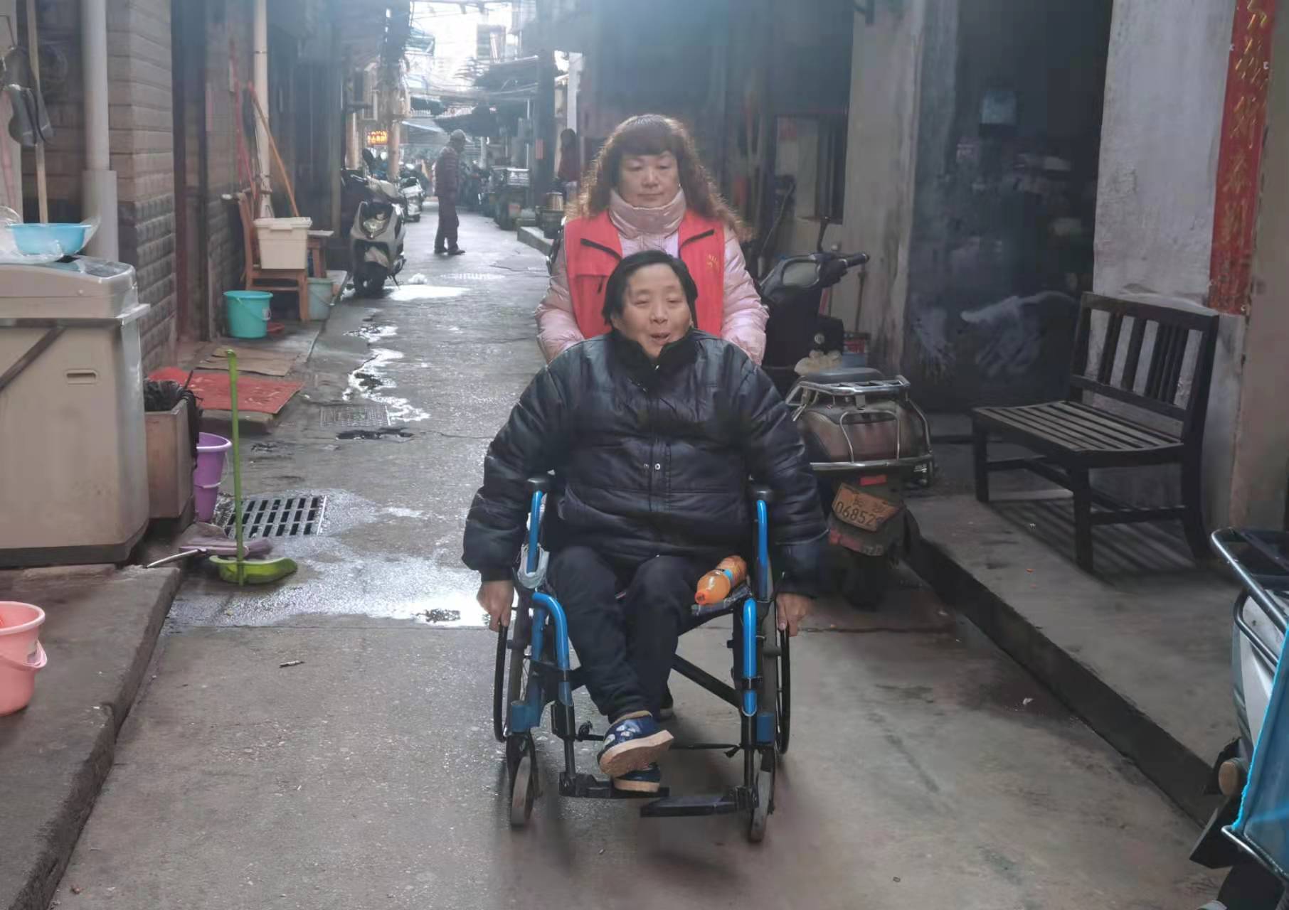 天劍社區(qū)志愿者幫助殘疾人。