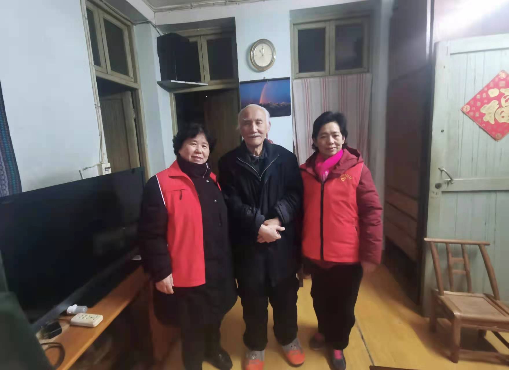 天劍社區(qū)志愿者春節(jié)慰問空巢老人,。