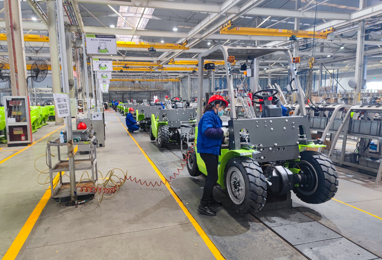 在中聯(lián)重科工業(yè)車輛公司,，工人們正在趕制訂單,。通訊員 劉成坤 供圖