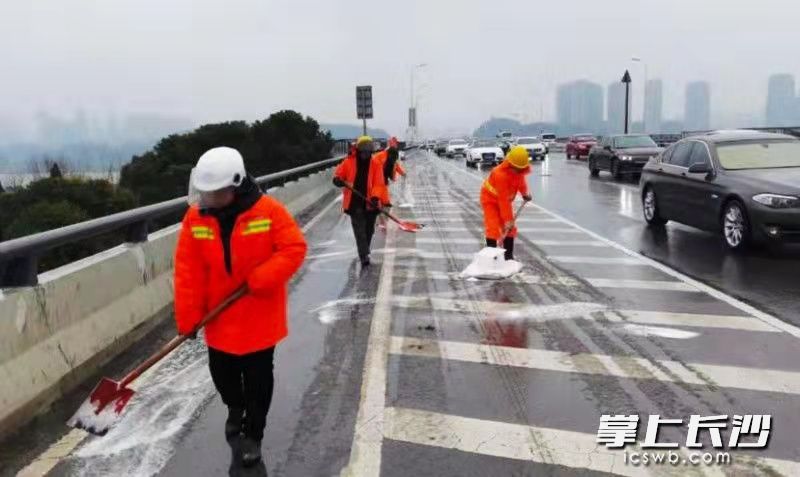 天心區(qū)迅速組織人員進(jìn)行撒鹽作業(yè)。長沙晚報通訊員 劉曉陽 供圖