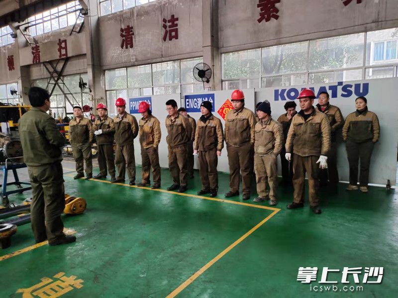 湖南湘松工程機械有限責任公司開展現(xiàn)場安全培訓。長沙晚報通訊員 黃憬 供圖