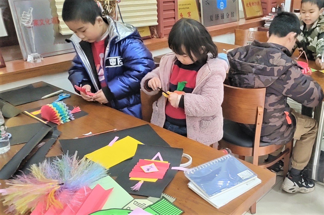 小朋友正在手工制作燈籠,。長沙晚報全媒體記者 張禹 通訊員 黃碧峰 攝影報道 