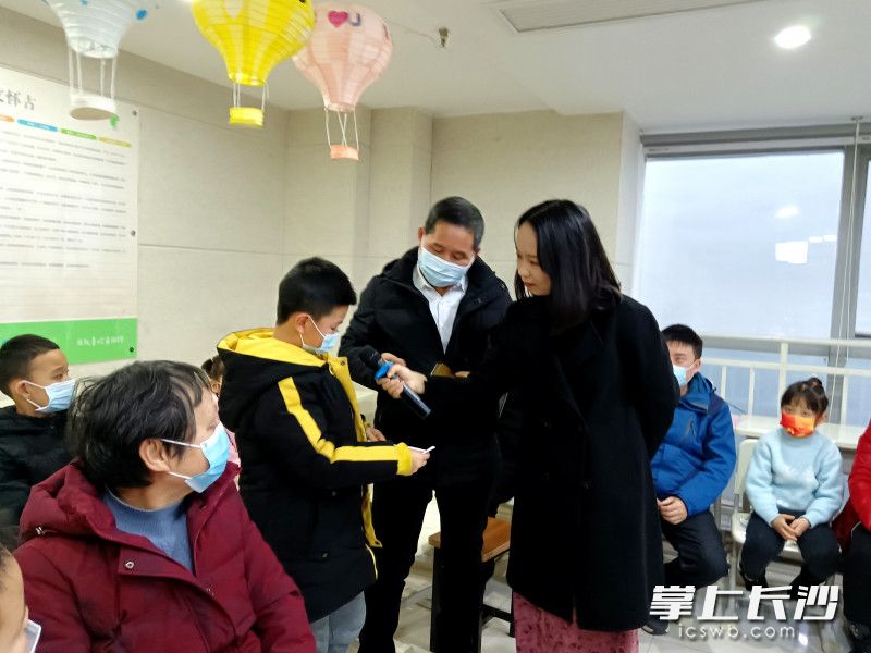 大人小孩都參與到活動(dòng)中來了,。