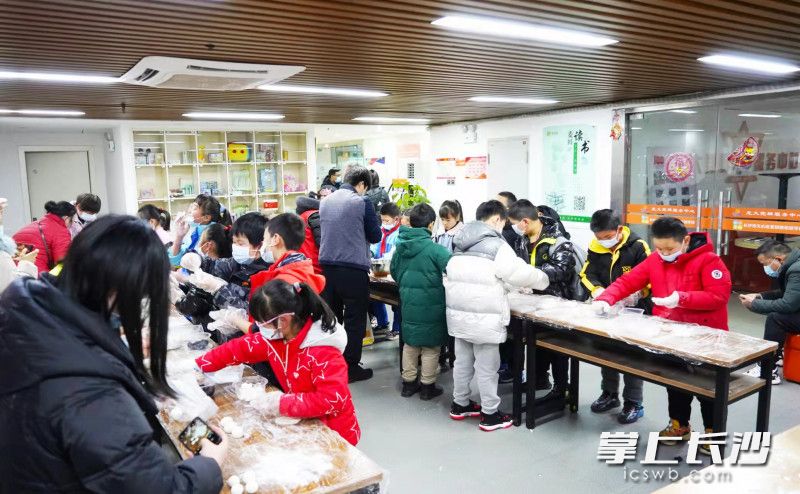 小朋友們?cè)谥驹刚咧笇?dǎo)下制作湯圓,。