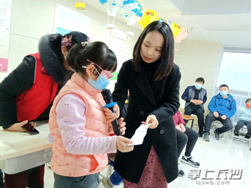 小朋友在猜燈謎。均為長沙晚報(bào)全媒體記者 王斌 攝