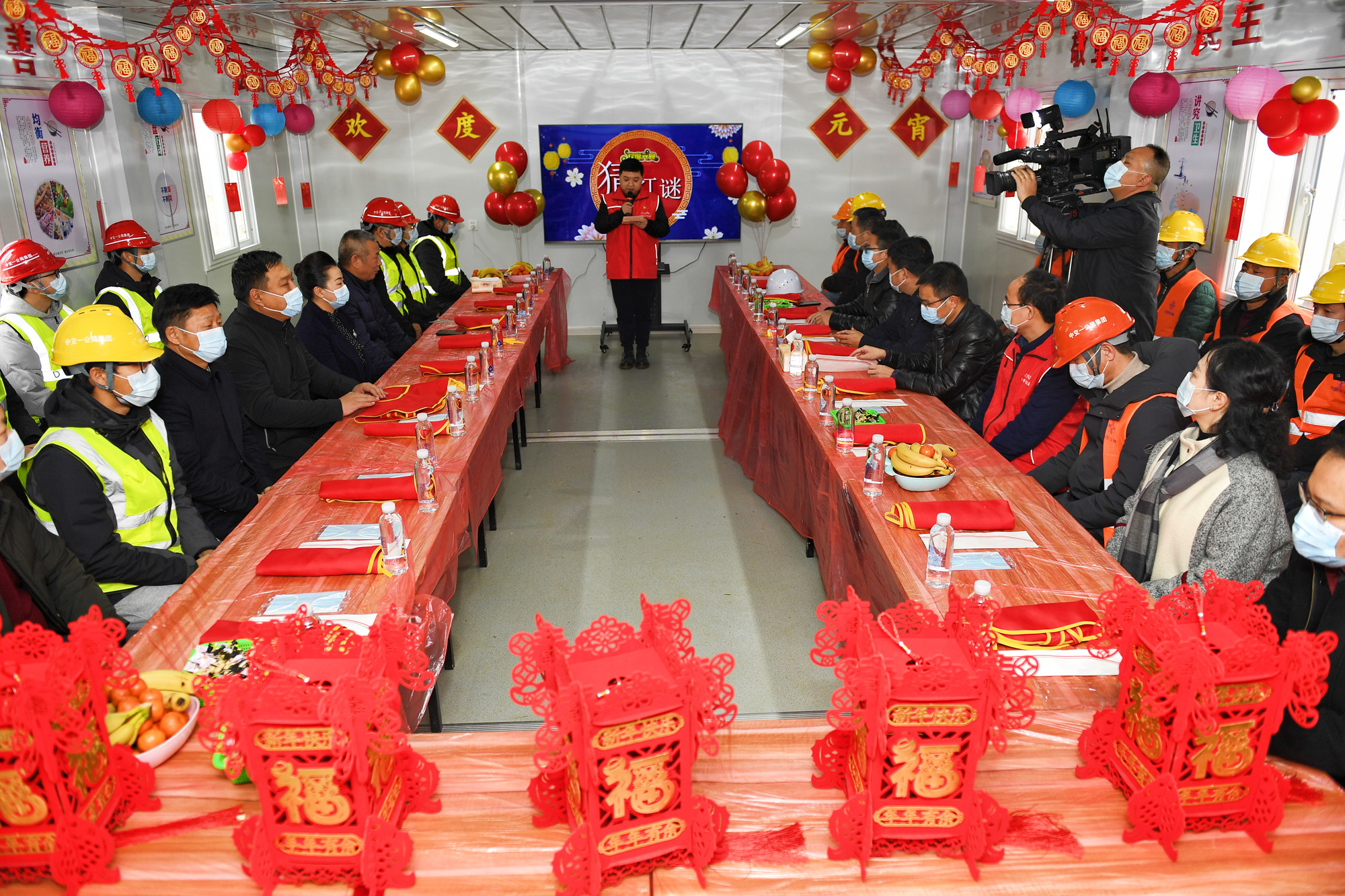 長沙住建執(zhí)法“螺絲釘”志愿隊與項目建設(shè)者一起開展了“鬧元宵”游戲，大家一起掛燈籠,、猜燈謎,、包湯圓、煮湯圓,。