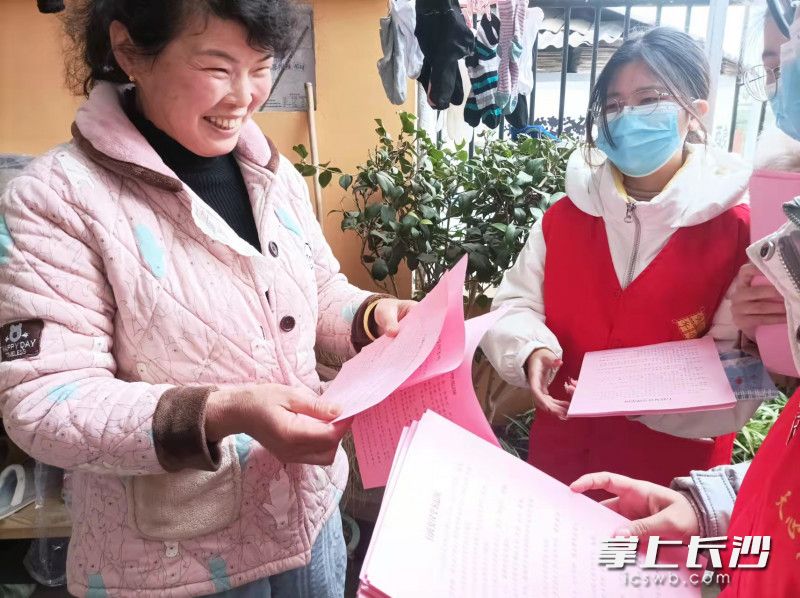 大學(xué)生志愿者“送法入戶”，受到群眾歡迎,。