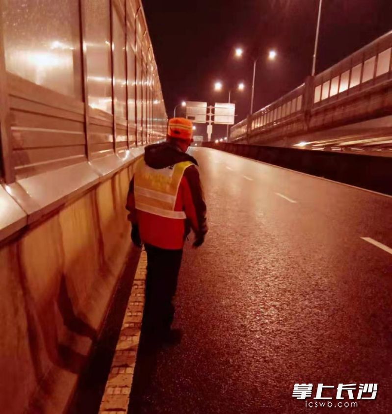 從21日晚至22日，雨花區(qū)市容環(huán)境衛(wèi)生維護(hù)中心的應(yīng)急人員,，通宵堅(jiān)守對轄區(qū)內(nèi)易結(jié)冰路段進(jìn)行巡查,。長沙晚報(bào)通訊員 邱艷斌 攝